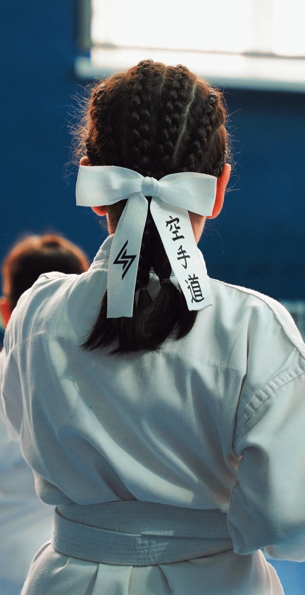 Student with a 空手道 ribbon in her hair